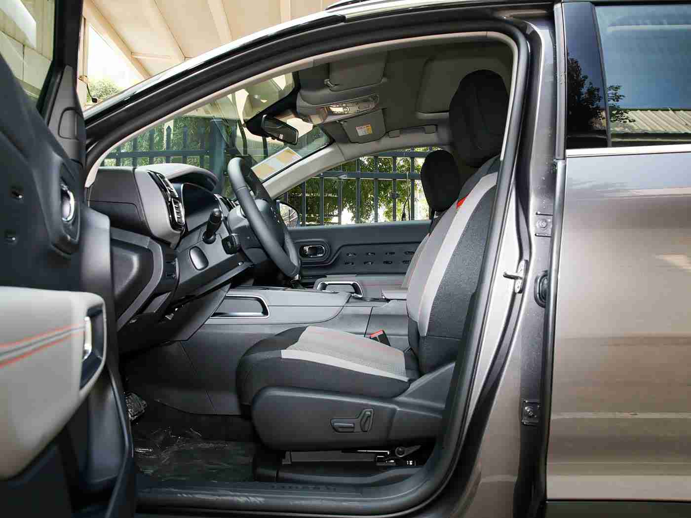 绿巨人藏宝阁黑科技玩法,绿巨人引领科技潮流，智能黑科技汽车惊艳亮相，环保动力续航惊人-3