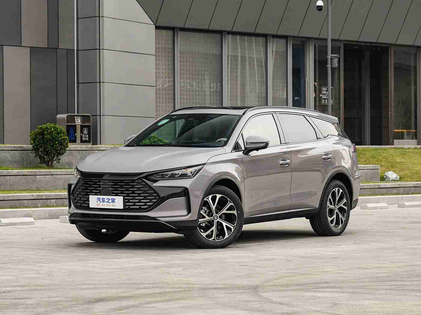 男生女生一起擦擦擦,车主齐聚清洁盛会,共筑绿色出行美好家园-4