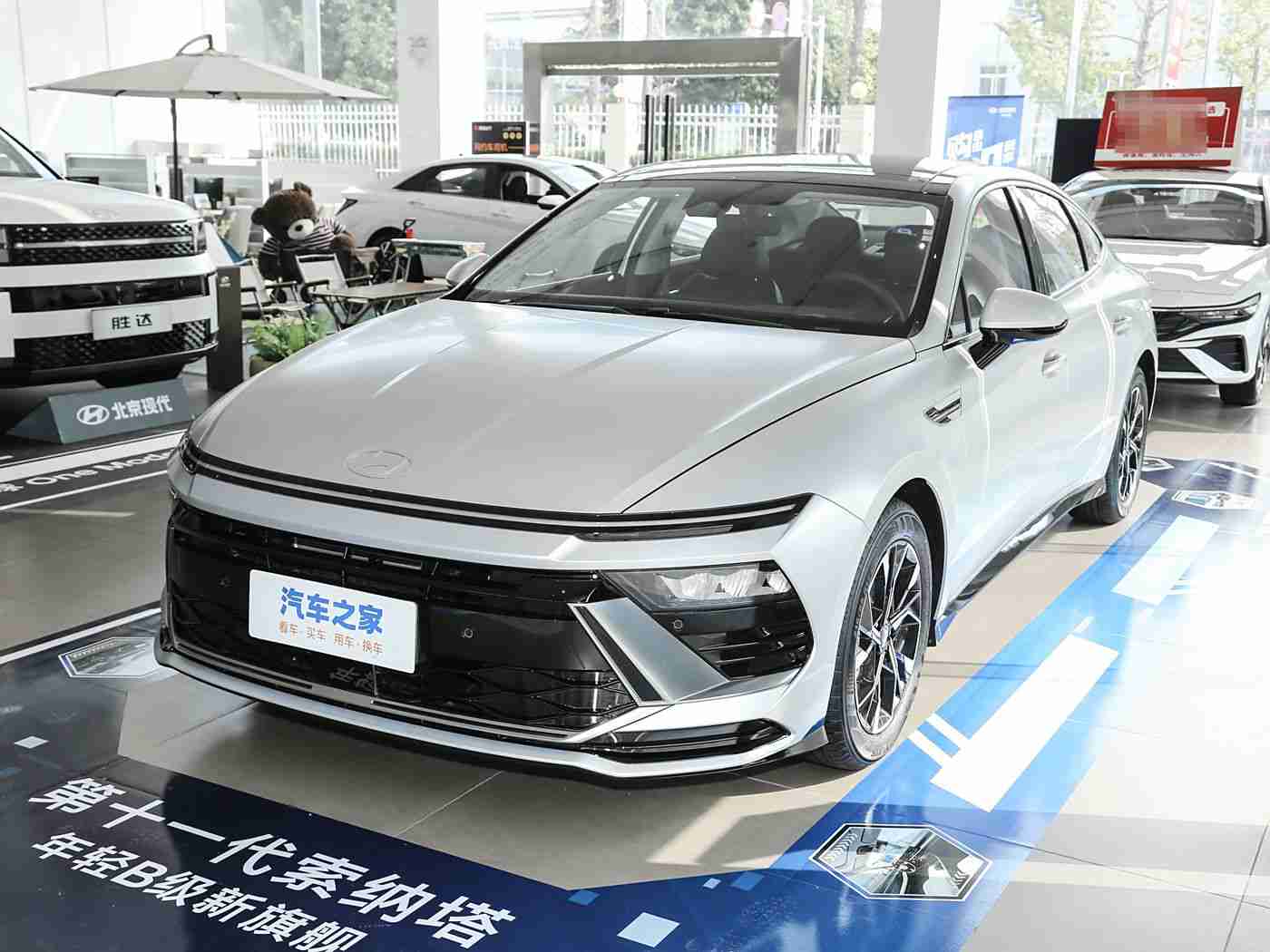 成人AV影片,新能源汽车新秀崛起：神秘新车型亮相，性能豪华配置丰富，市场前景看好，引领汽车市场新潮流-1