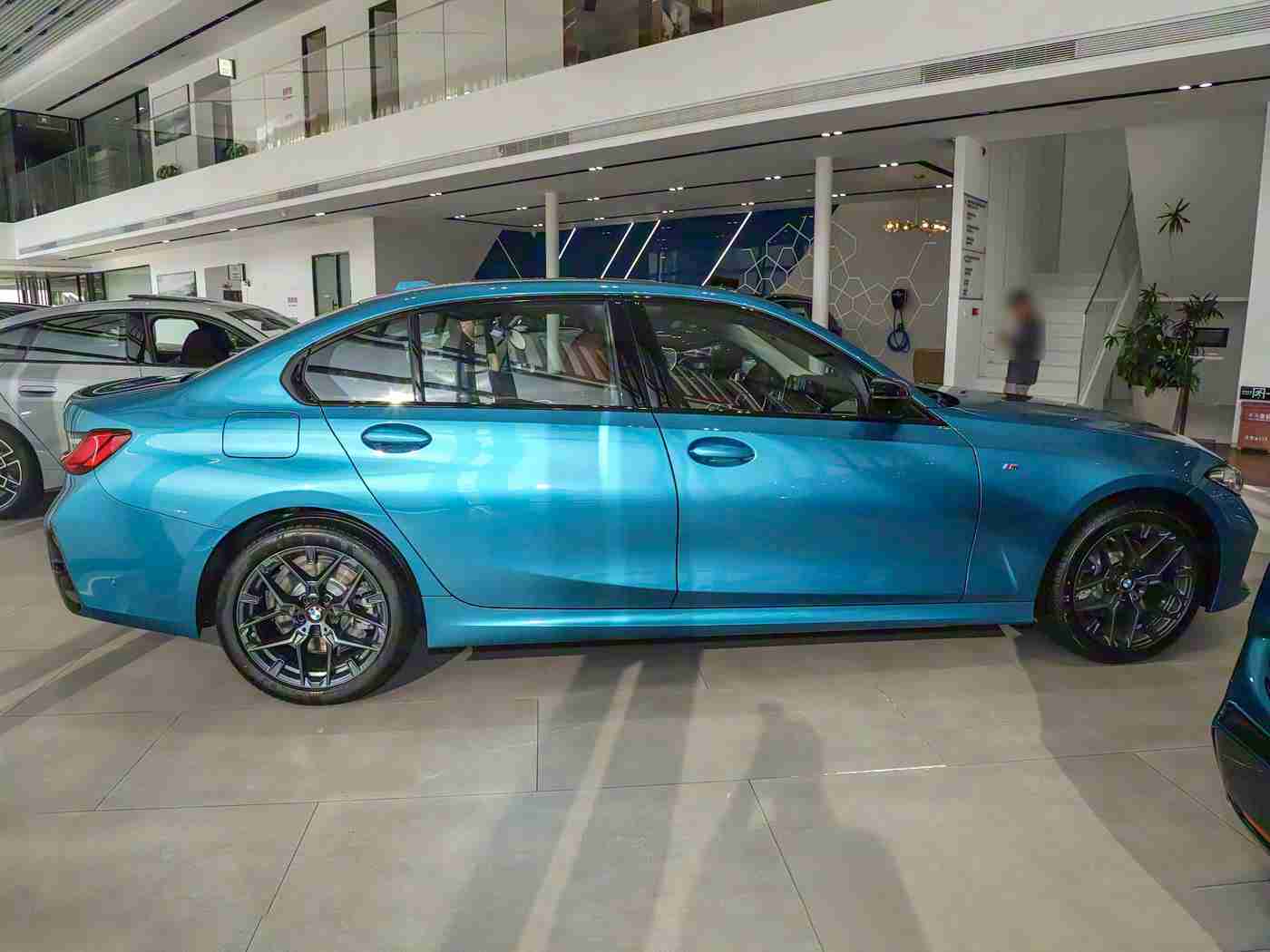 乱色视频,“创新设计引领潮流,智能环保新宠乱色视频汽车预订火爆,未来市场前景可期”-4