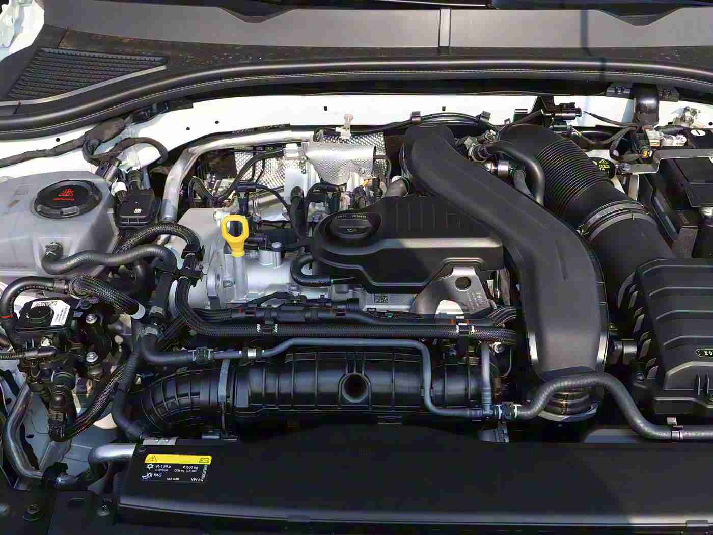 男生和女生一起拆拆很痛的免费,汽车维修厂男女工人携手协作，共创高效温馨维修新时代-1