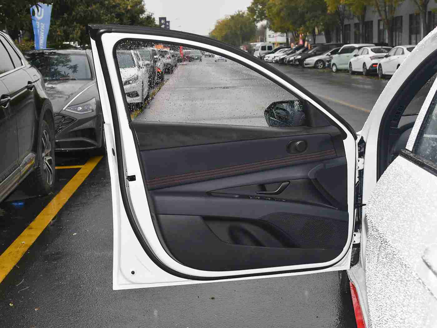 男生把困困放进女生眼里的原因,汽车魅力解析：外观设计、内饰科技与品牌故事，触动消费者情感共鸣-1