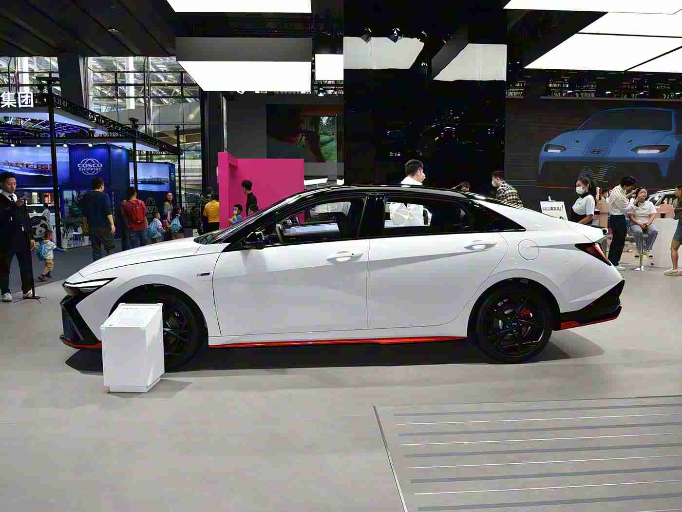 按摩师扒开腿按摩花蒂,“花蒂新车型惊艳亮相：创新座椅设计，领先智能科技，引领未来驾驶体验”-1