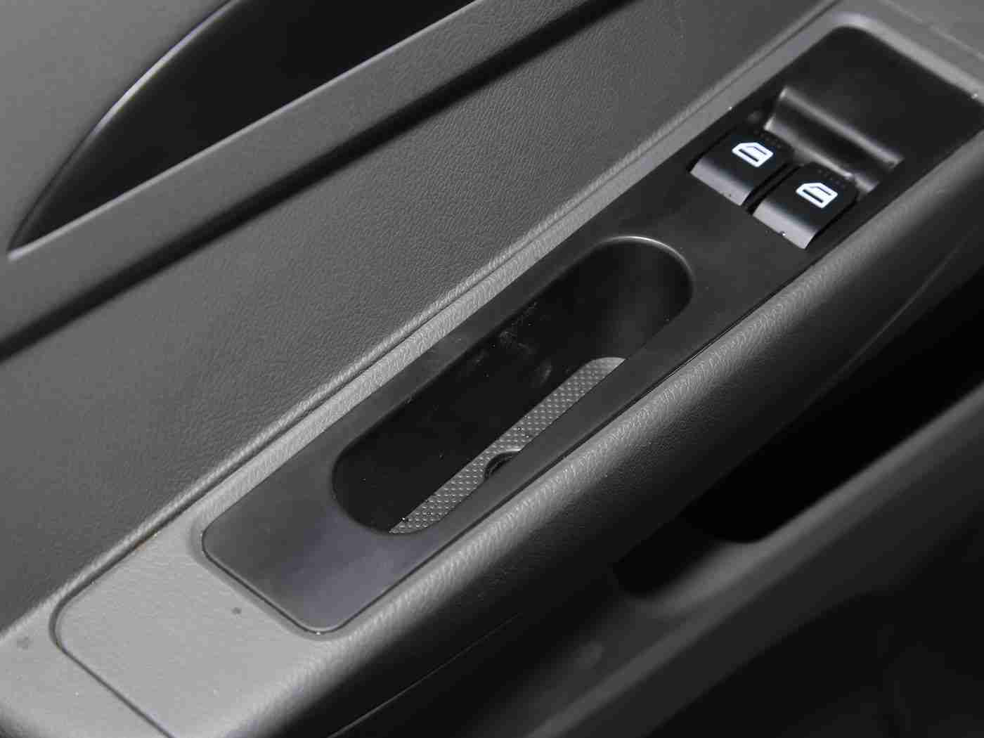 国产超级AV,国产新锐轿跑惊艳亮相：高效动力、独特设计，8-12万性价比之选-3