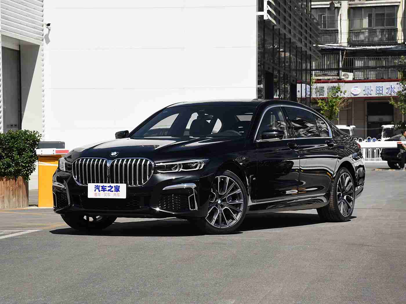 香蕉插入桃子,特斯拉创新设计引关注：“香蕉插入桃子”概念汽车颠覆传统出行体验-1