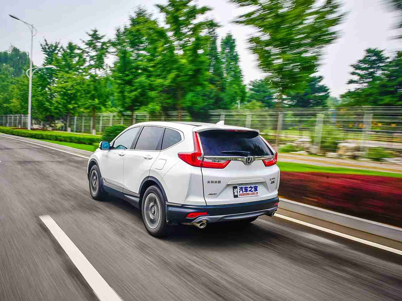 黄色软件3.30,智能驾驶新篇章:“黄色软件3.30”引领出行变革,安全便捷环保新体验-2