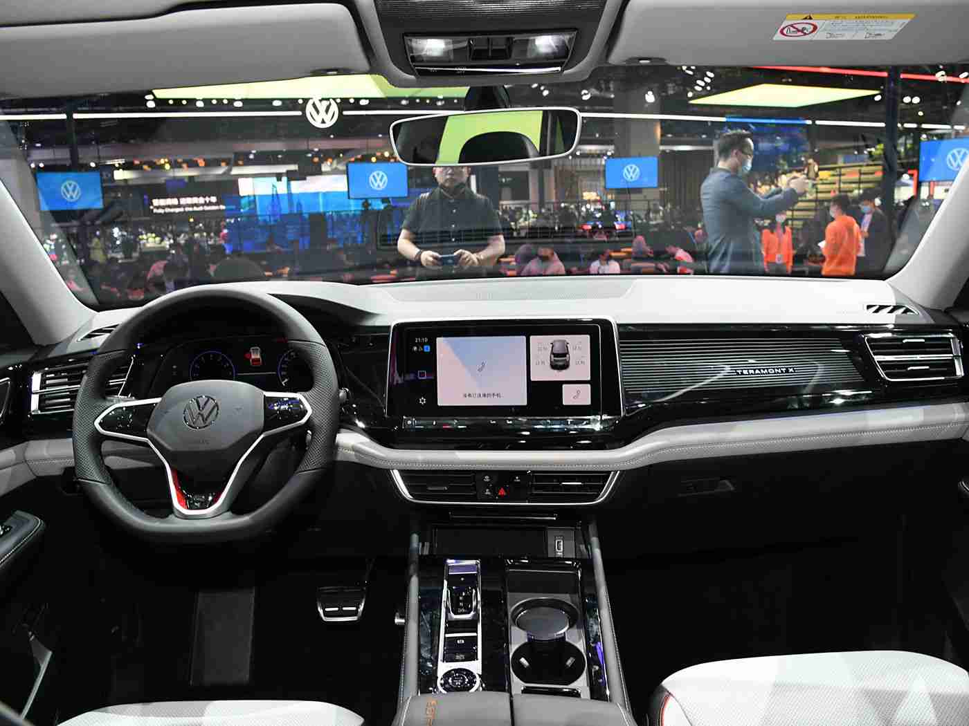 男生女生一起擦擦擦,车主齐聚清洁盛会,共筑绿色出行美好家园-1