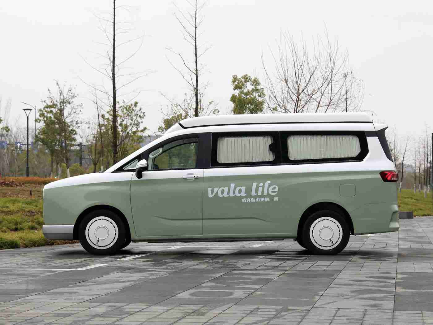 黄色软件下,智能驾驶技术引领汽车变革:科技赋能,安全舒适新体验-1