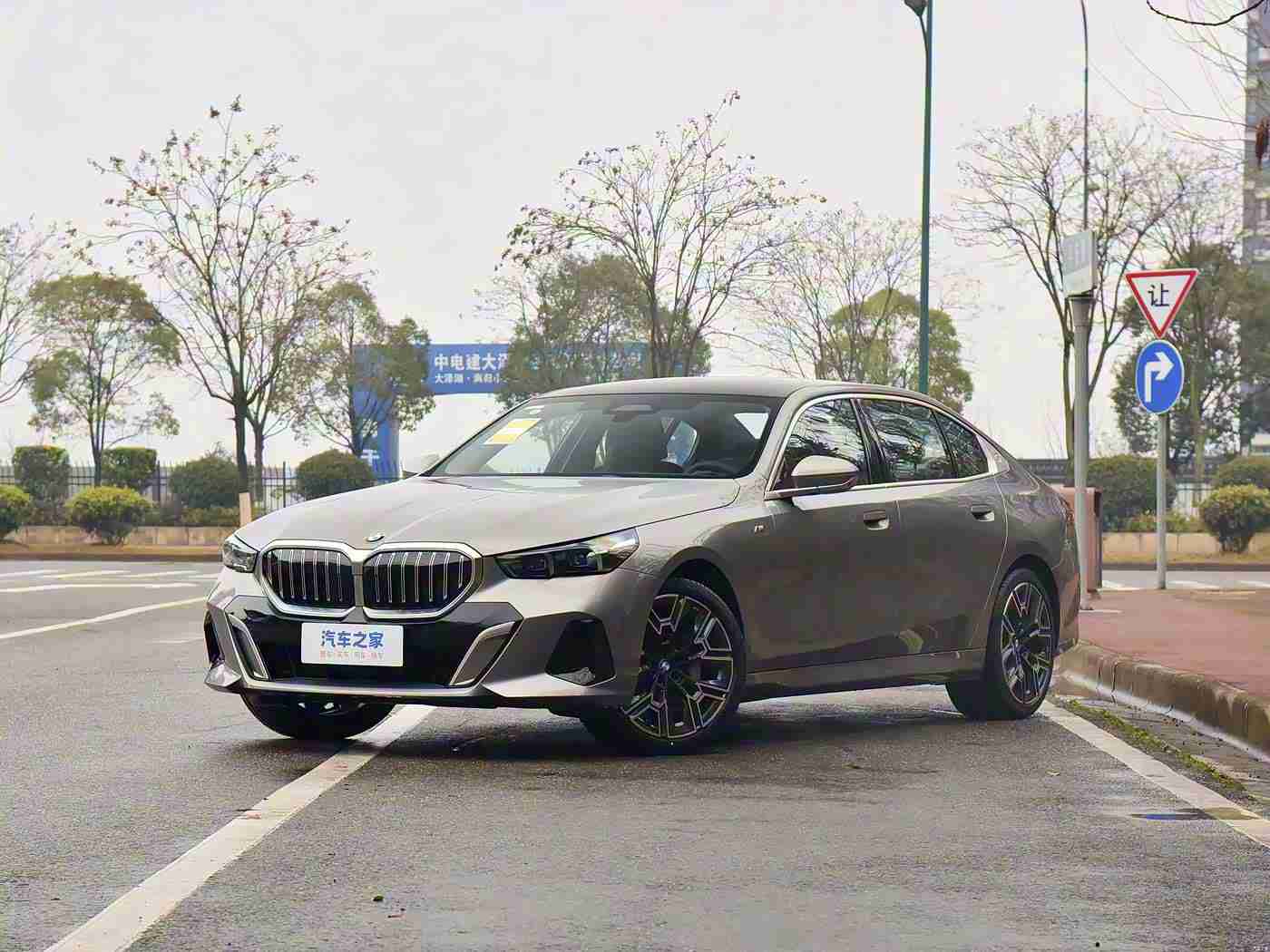 黄色小软件,智行新境，乐享驾驭——智能汽车生活新篇章-1