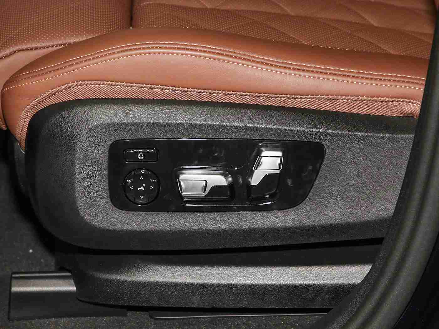 女生让男生诵,“女性专属新车型亮相,智能科技与时尚配色满足个性需求,汽车品牌关爱女性出行安全”-5