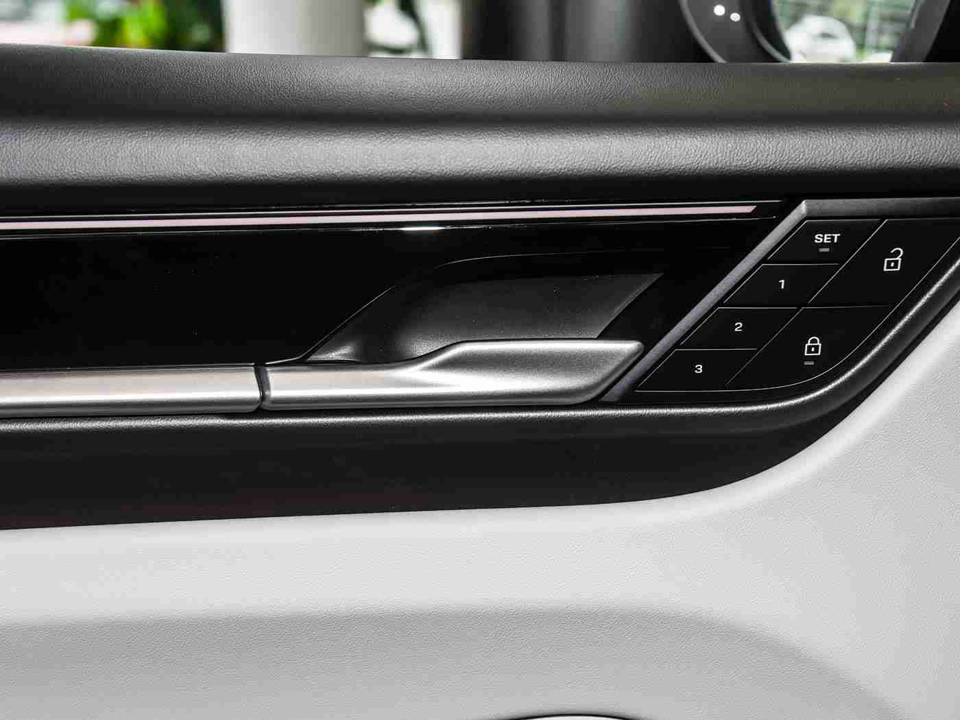 大战史莱姆,新能源汽车巨头创新对决：极简设计智能驾驶，谁将引领未来出行潮流？-3