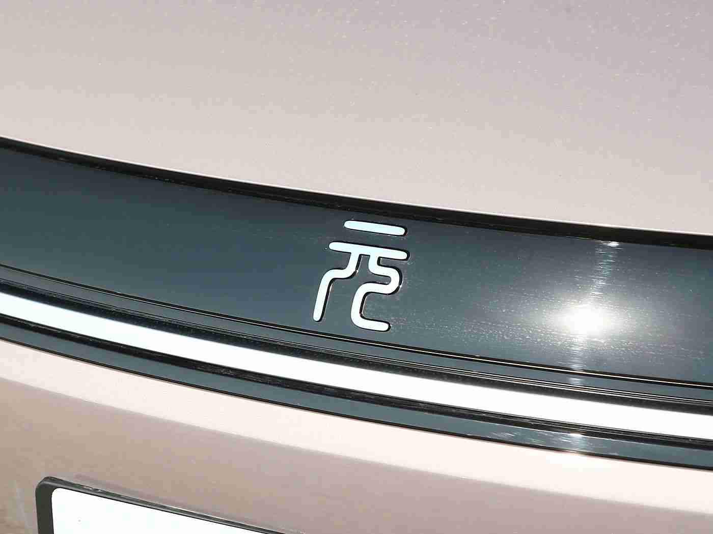 JuliaAnn与小伙子内谢,创新设计遇高效动力，全新车型引领行业潮流-5