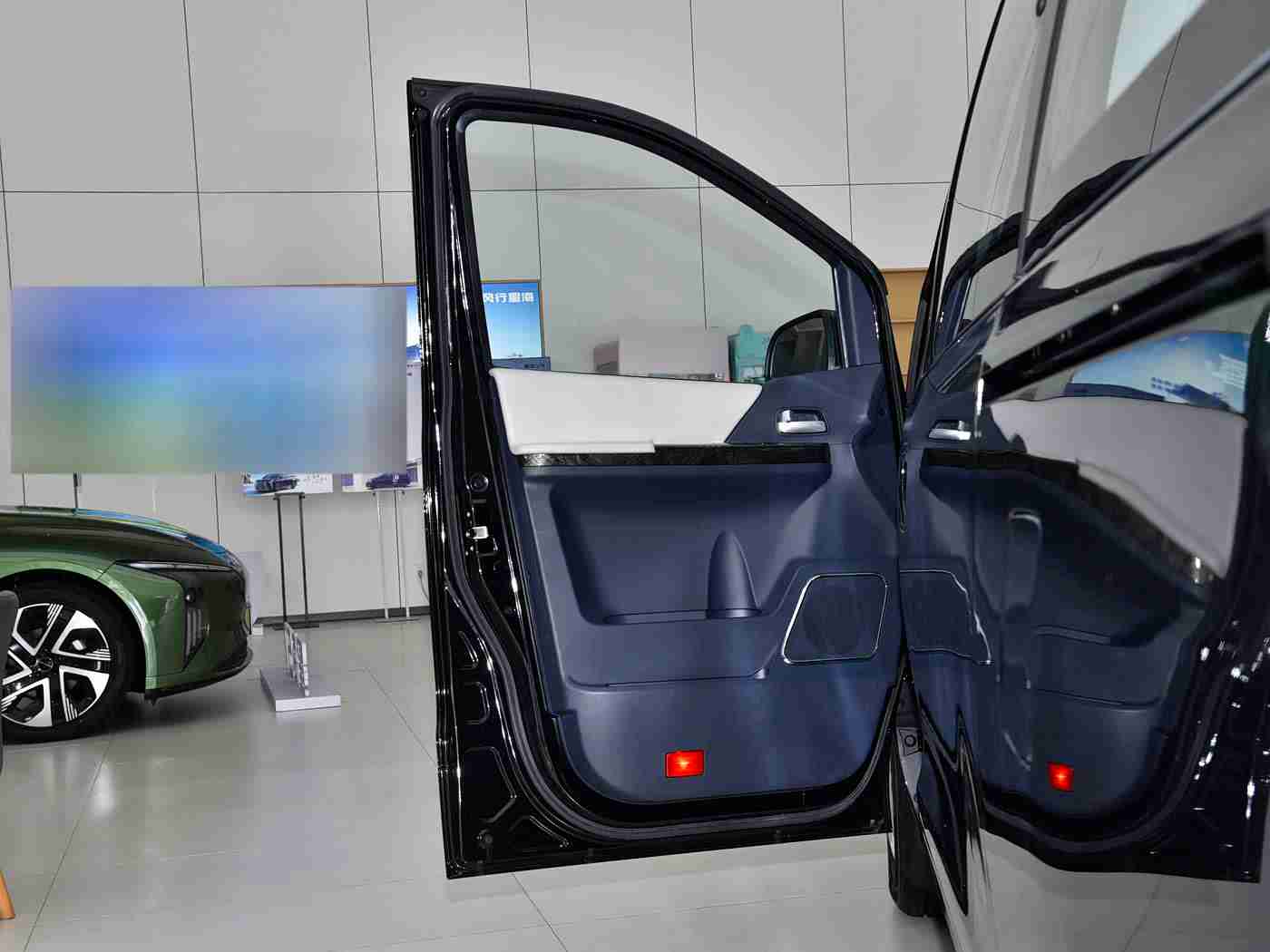 未满十八周岁禁止,“科技助力年轻驾驶梦:创新模拟设备与安全培训引领青少年驾驶新体验”-2