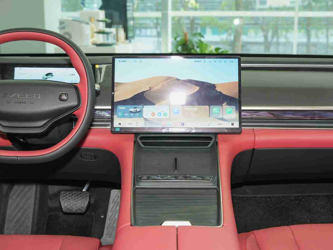 亚裔女被黑人玩到翻眼,亚裔女驾驶“翻眼”超级跑车惊艳赛车场，展现非凡技艺与文化融合魅力-1