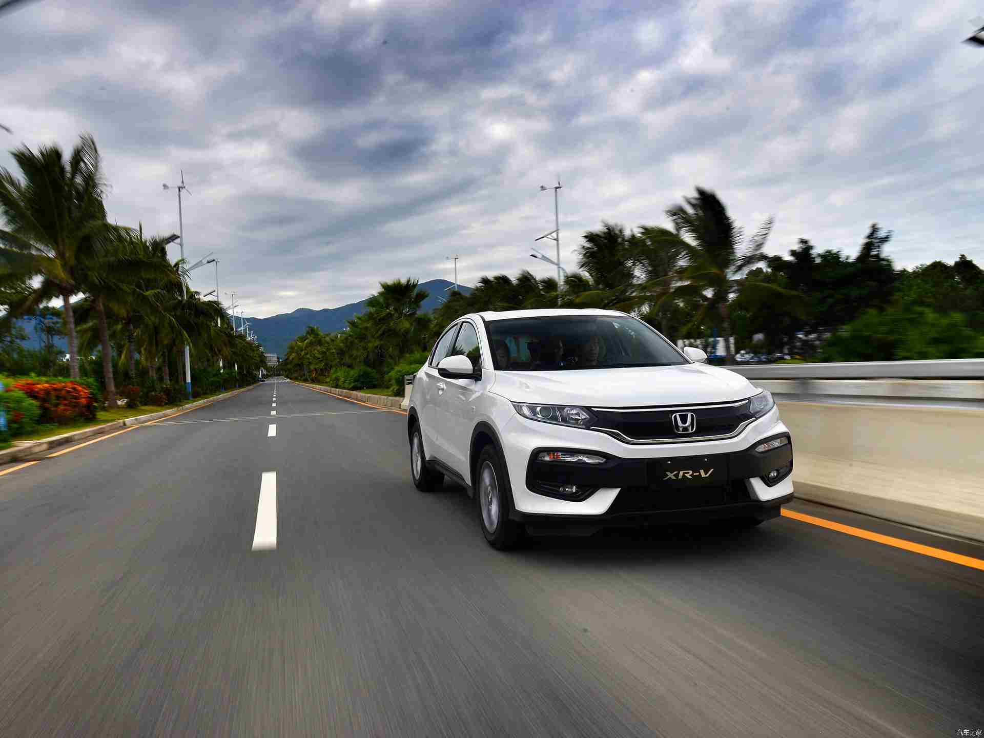 男生把困困放在女生里,新车热销热议:独特“困困座”设计,颠覆传统汽车体验,引发关注潮-1