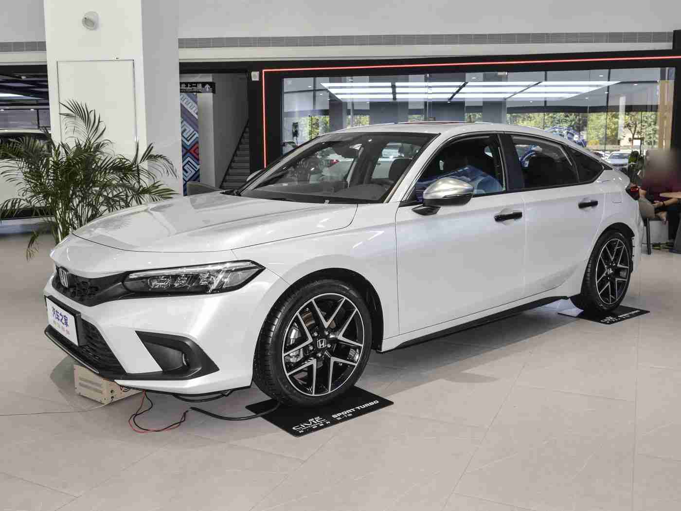 色就色 + 综合,色彩盛宴，科技驱动，个性化汽车新篇章-2