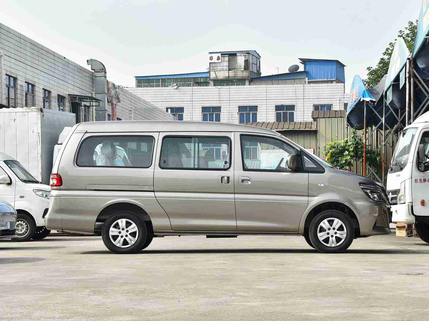 av成人影视,新一代AI智能驾驶辅助系统亮相，引领未来驾驶体验革新-3