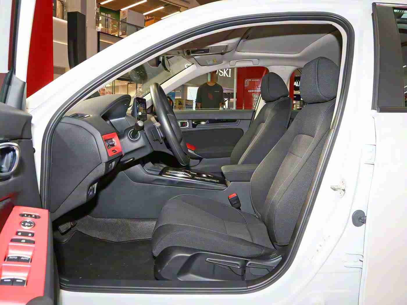 男生机机捅女生机机,“校园停车悲剧：男女生机机碰撞引发安全警钟，交通安全知识再引热议”-1