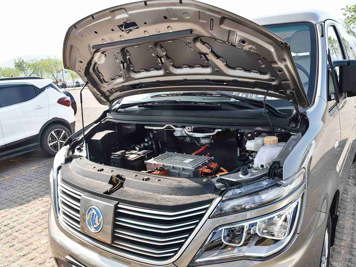 37西方大但人文艺术,驾驭未来，人文艺术SUV，匠心独运，尊享非凡之旅-1