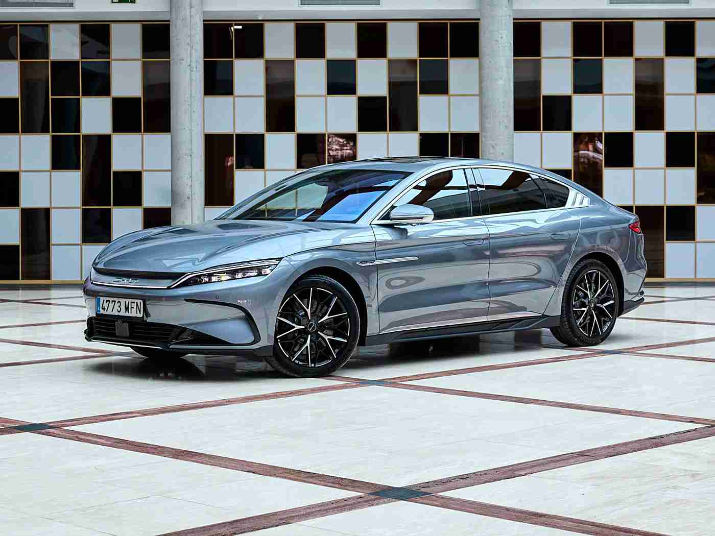 国产成人免费av,国产新锐轿车魅力绽放：性能品质性价比俱佳，市场宠儿备受青睐-1