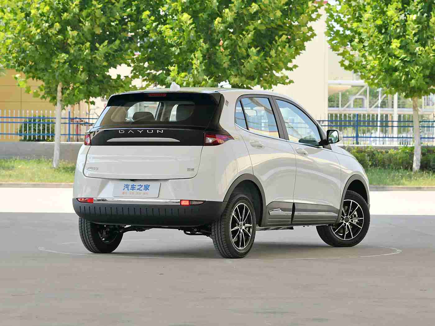 欧美大白屁股XXXOOO,欧美新宠“XXXOOO”：大白屁股设计，动力操控双绝，引领潮流驾享新境界-2