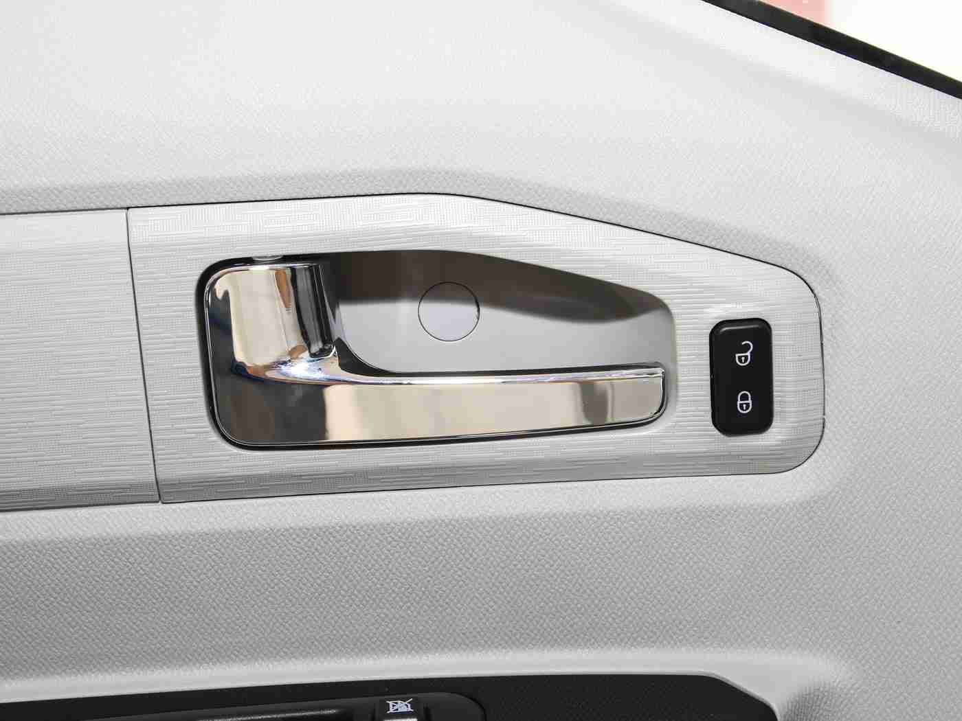 男生女生一起搓搓搓,新能源汽车引热潮，男女通吃性能卓越，智能配置引领潮流-3