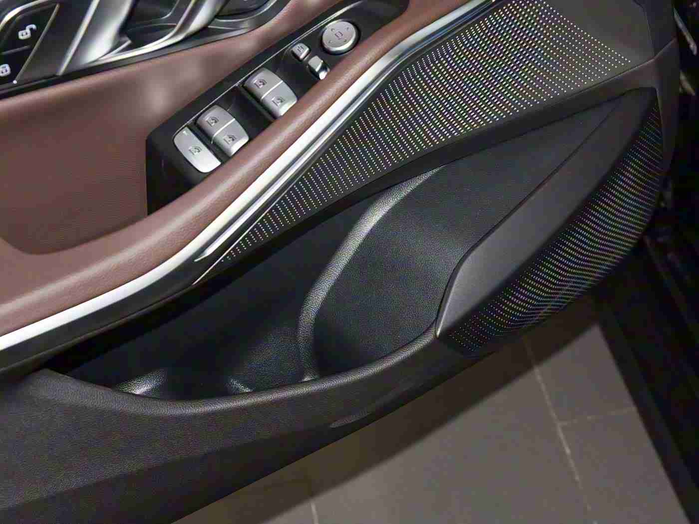 女生坤坤,“时尚动韵，科技守护：新车型受女性消费者热捧，引领汽车市场新潮流-2