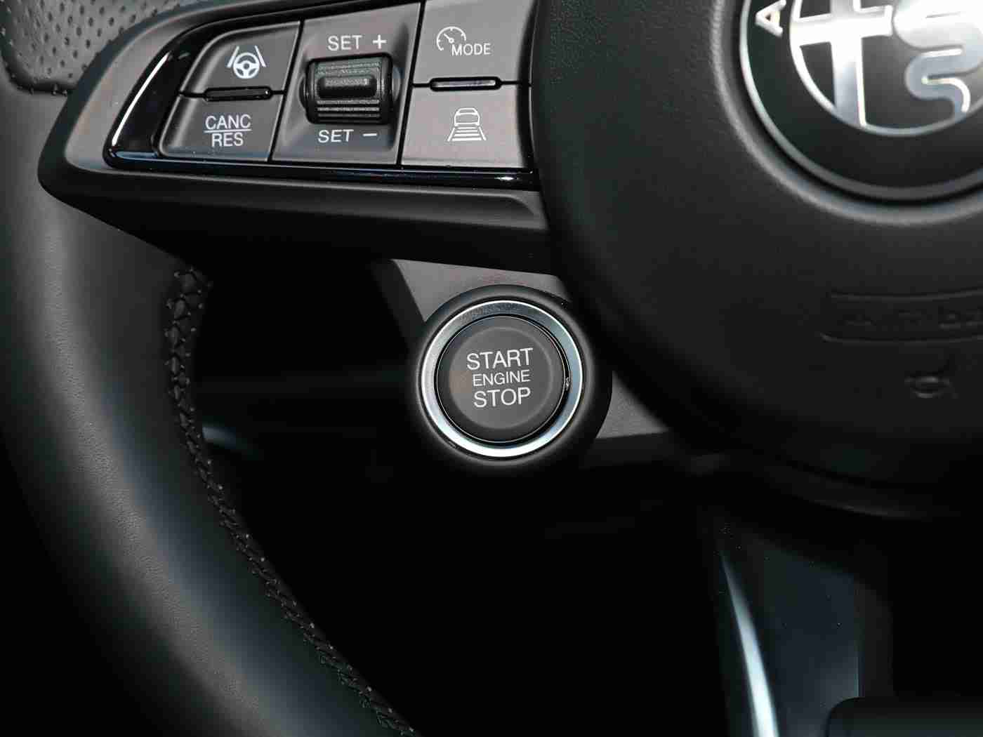 打扑克又痛又叫,颠覆传统，惊喜驾临：全新SUV引领潮流，科技舒适两不误-2