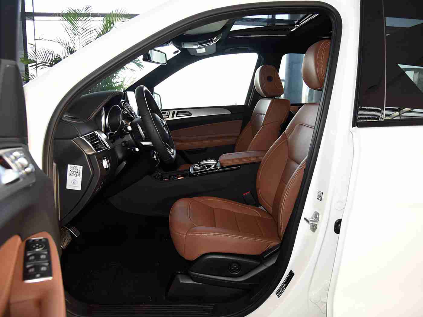 打屁股 网站脱裤子打屁股,“智能驱动，安全升级：某知名汽车品牌创新技术引领未来出行潮流”-1