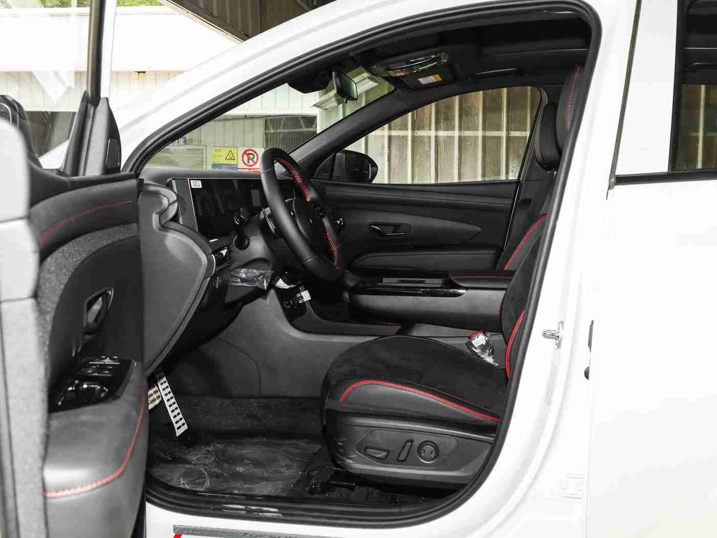 调教 支配 受虐 狂 极端,极限挑战,驾驭狂热:某品牌高性能跑车在赛道上征服观众,诠释极致性能追求-1