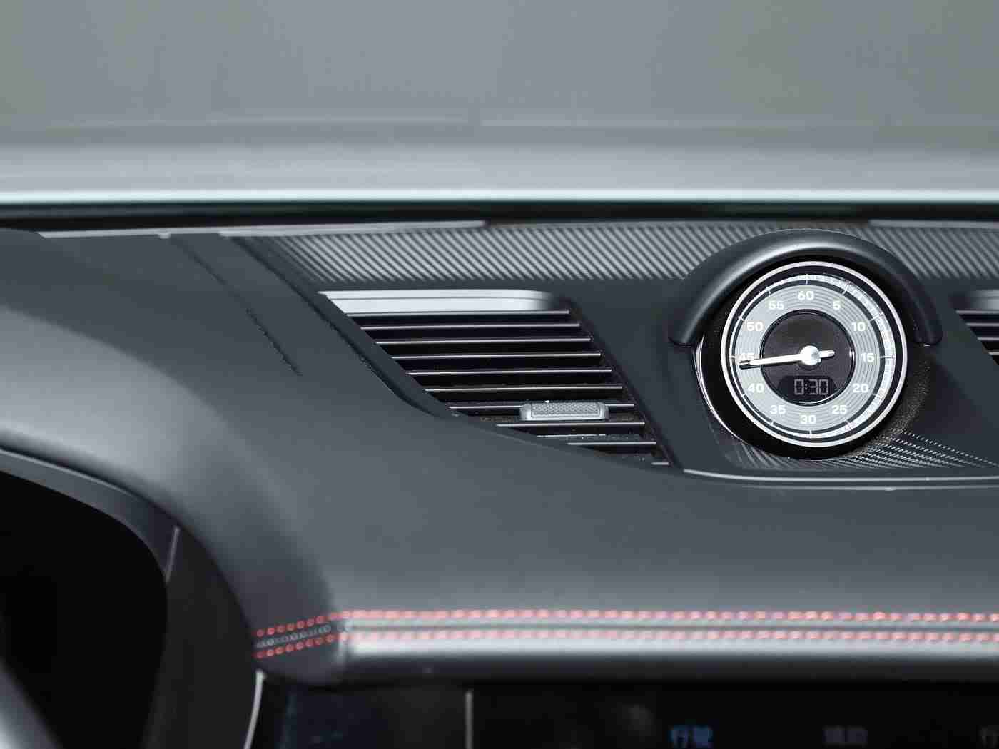 下载黄软件,智能汽车安全引担忧：警惕黄软件潜藏隐患，共筑行车安全防线-1