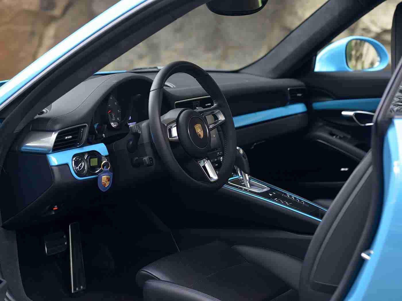 免费黄色软件,警惕车载软件陷阱：揭秘免费软件背后的风险，保障车主安全驾驶-1