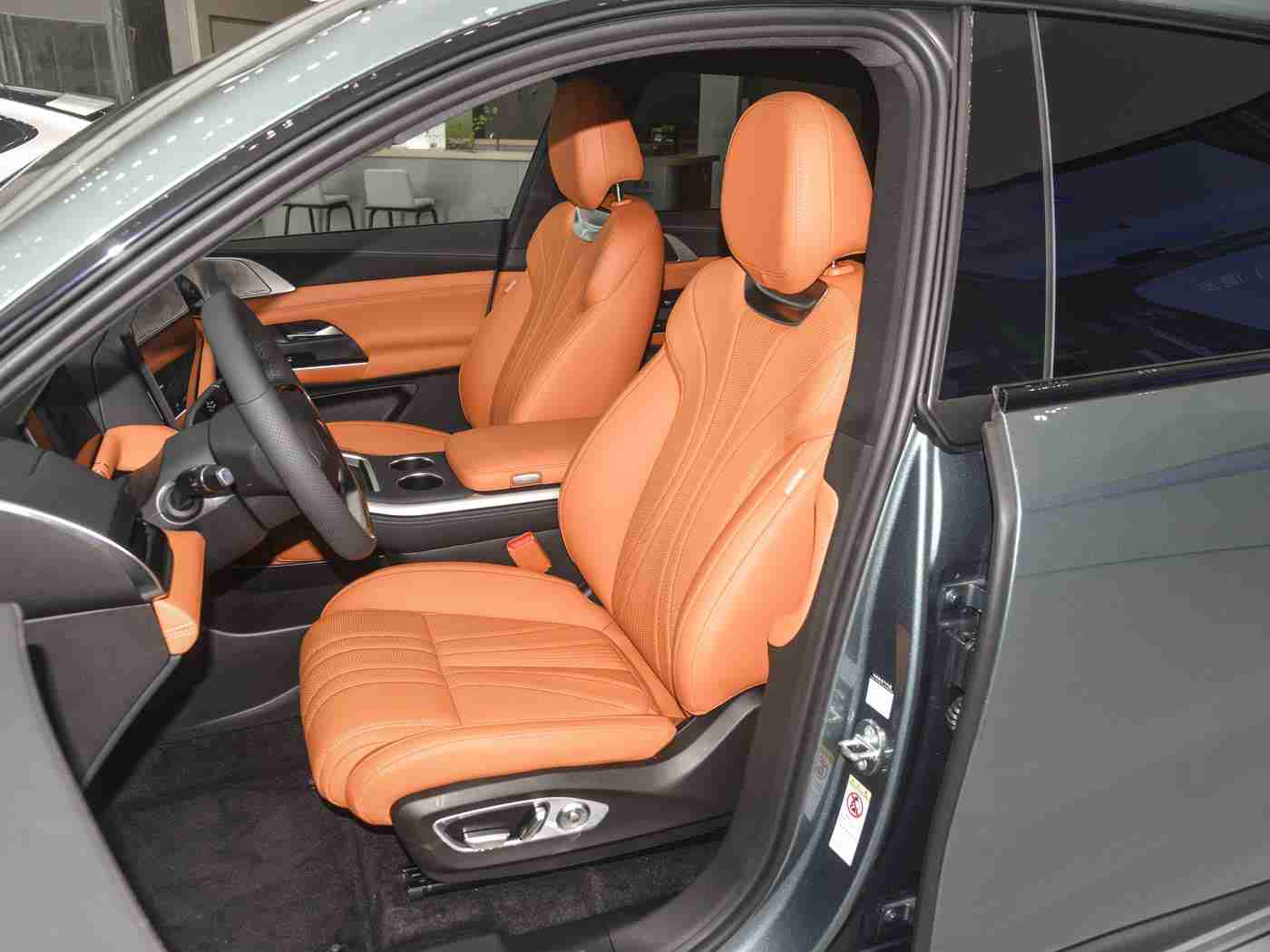 九热,“时尚动感,安全智能——全新车型引领汽车市场潮流,销量持续攀升-1