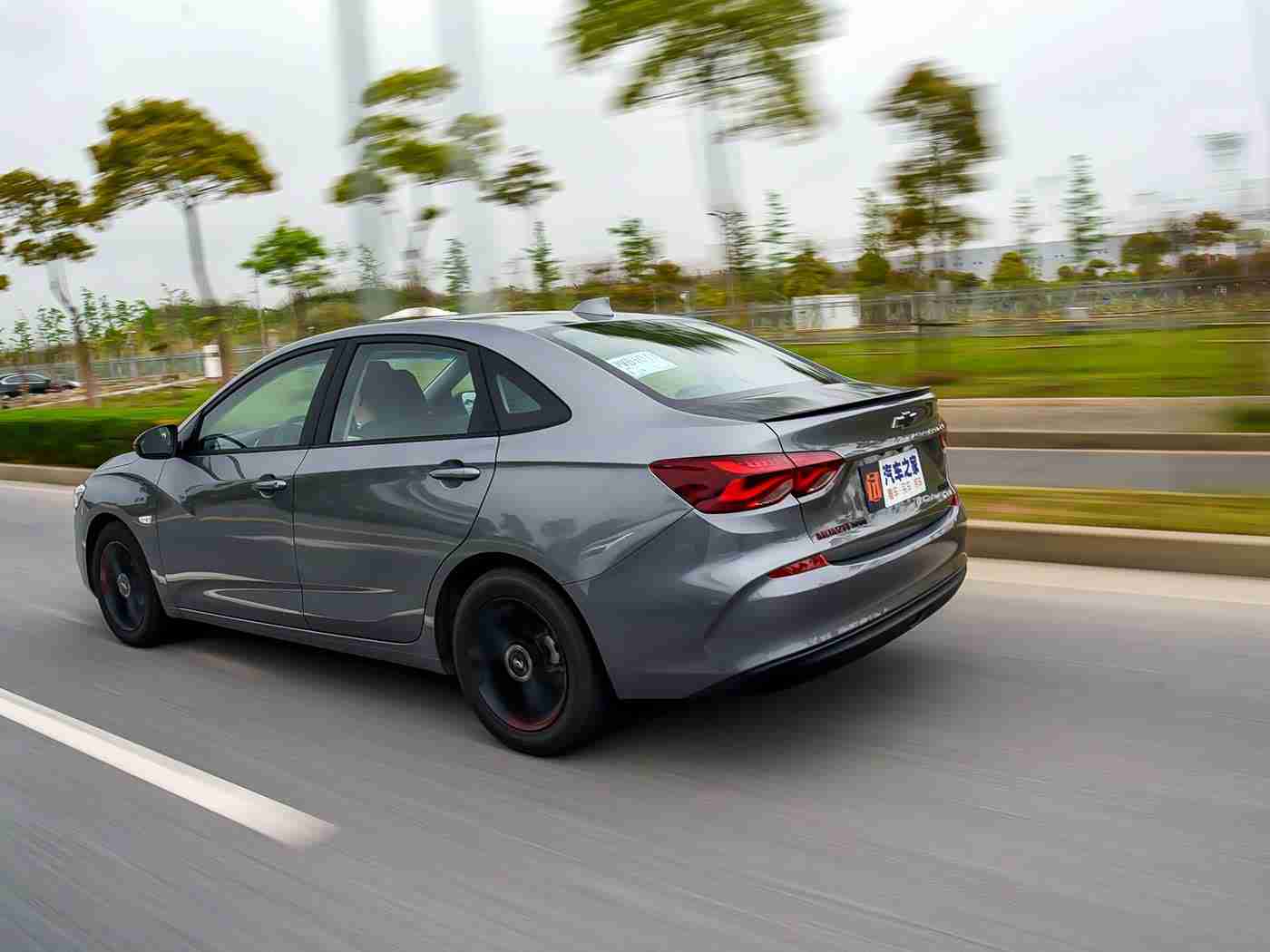 打扑克又叫又疼,某汽车品牌全新SUV亮相，酷炫设计引领潮流，科技舒适双重升级引热议-2