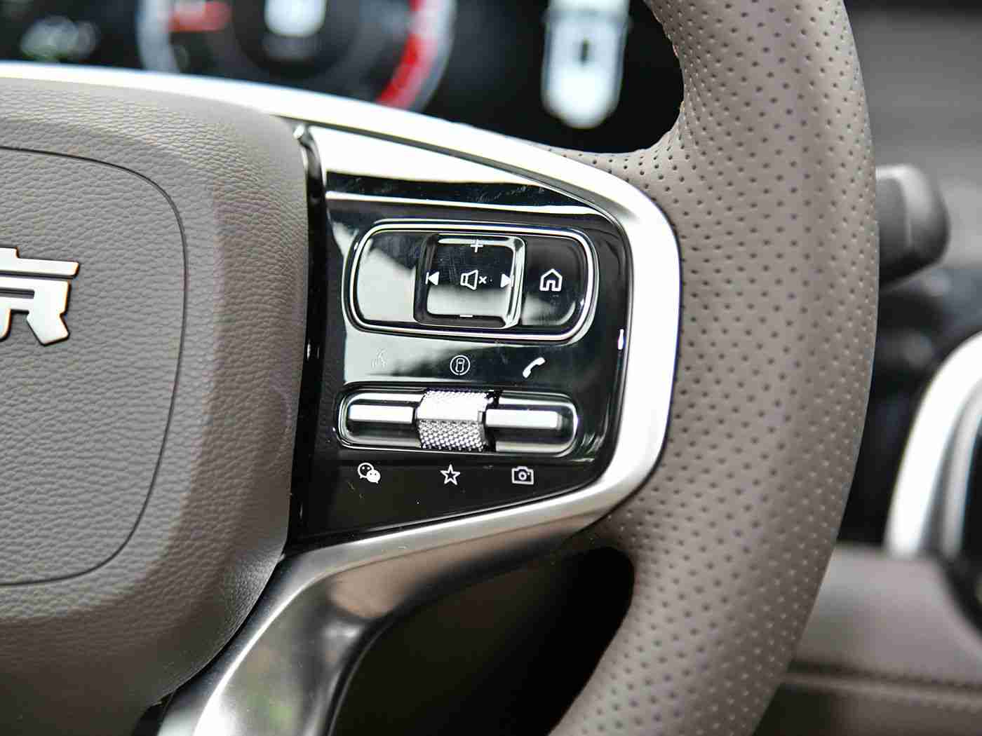 黑料曝光,豪华品牌质量问题频发，消费者权益受损，厂家回应全面排查-1