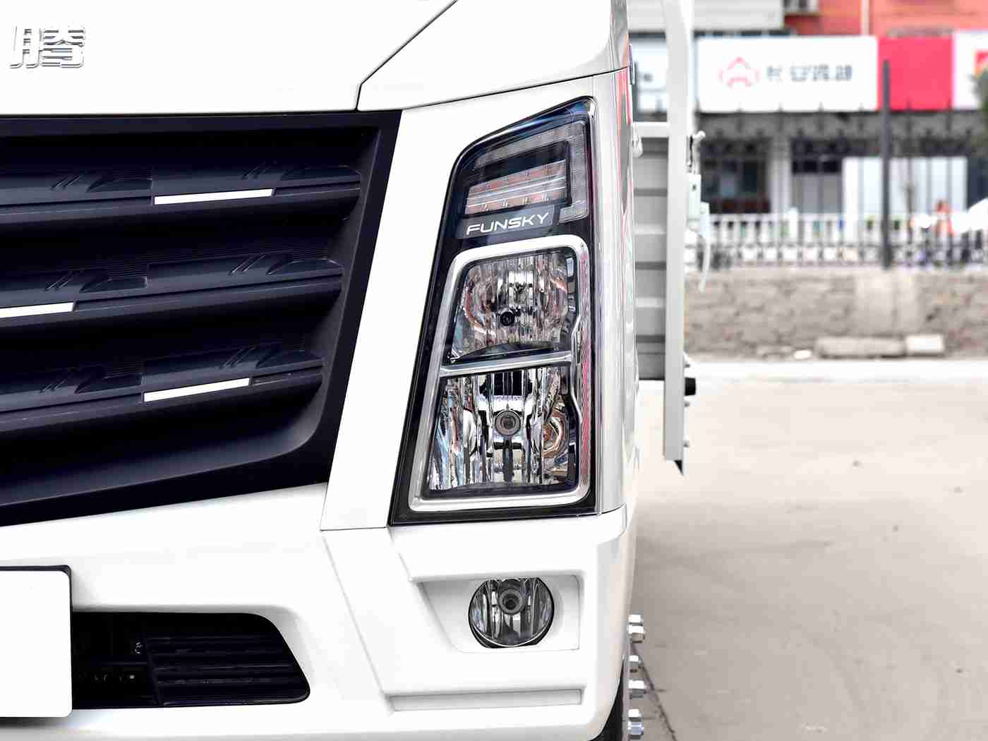 黑人av,“黑科技引领未来：全新概念车惊艳亮相，环保智能性能卓越，续航超500公里-2