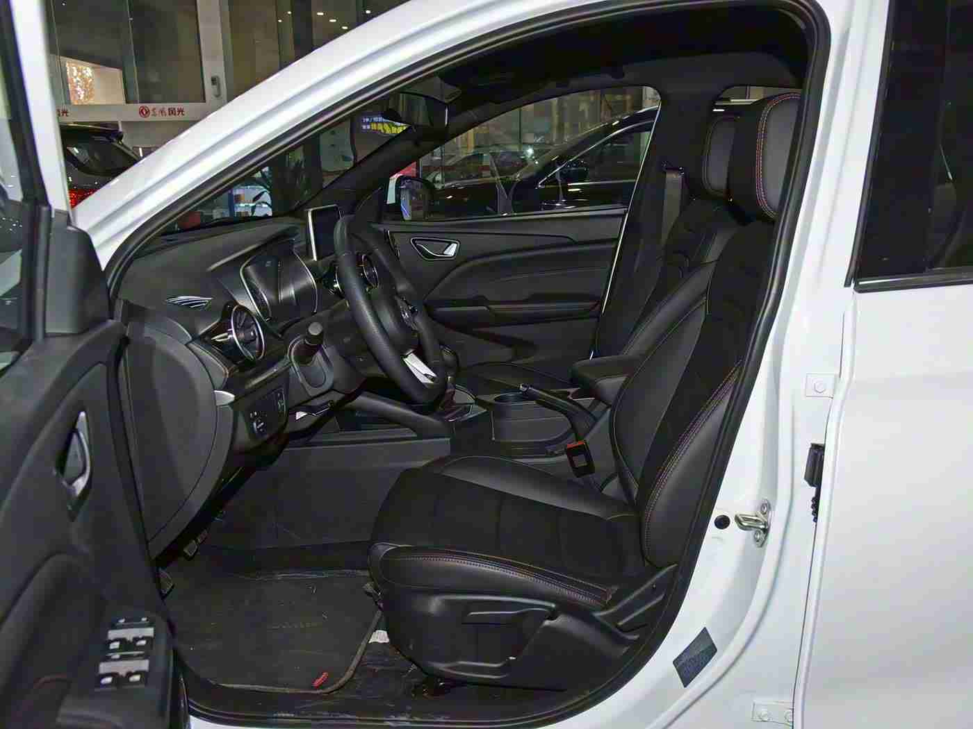 东京热成人app,汽车智能化新风向：科技赋能，跨界合作，重塑个性化驾驶体验-3