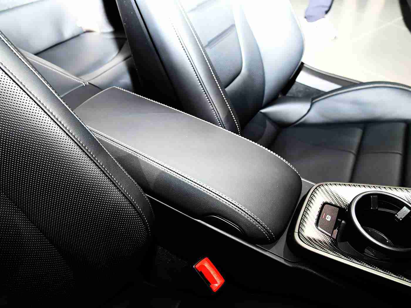 朋友两口子约我3p,“体验温馨之旅：夫妻邀友共赏SUV，开启难忘汽车体验之旅”-2