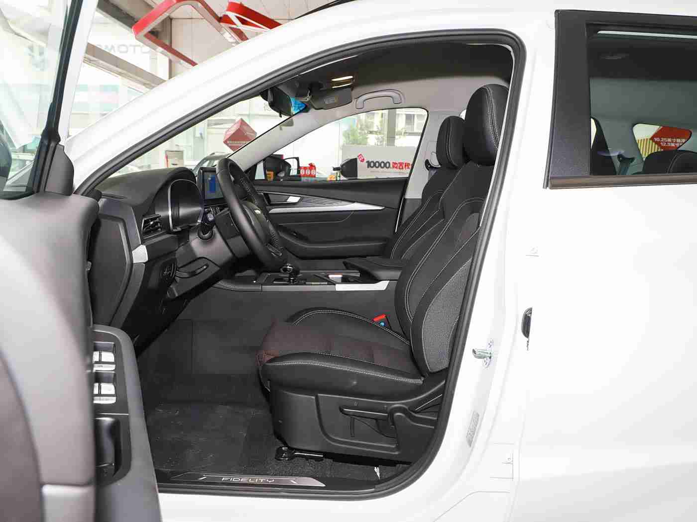 男生女生在一起猜猜猜轮滑鞋下载,“时尚智驱,青春竞速:解码汽车新潮流,共绘未来出行蓝图”-1