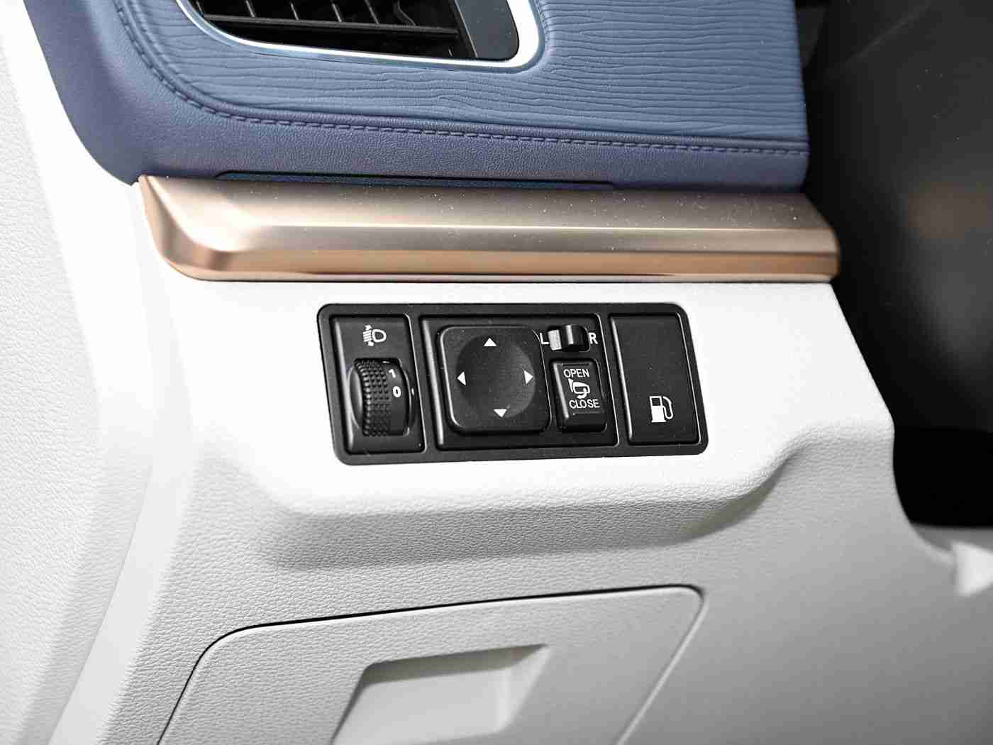 JuliaAnn与小伙子内谢,创新设计遇高效动力，全新车型引领行业潮流-1