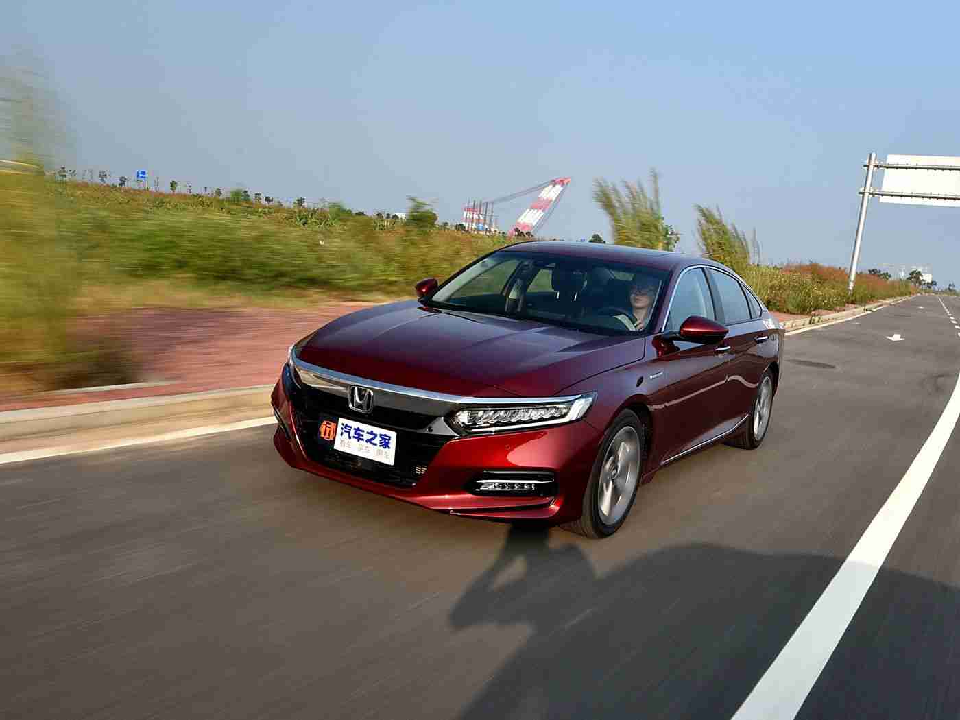 丁香五月天婷婷,“五月春风吹，天婷婷汽车新品亮相，时尚科技融合，家用轿车市场再掀热潮”-1