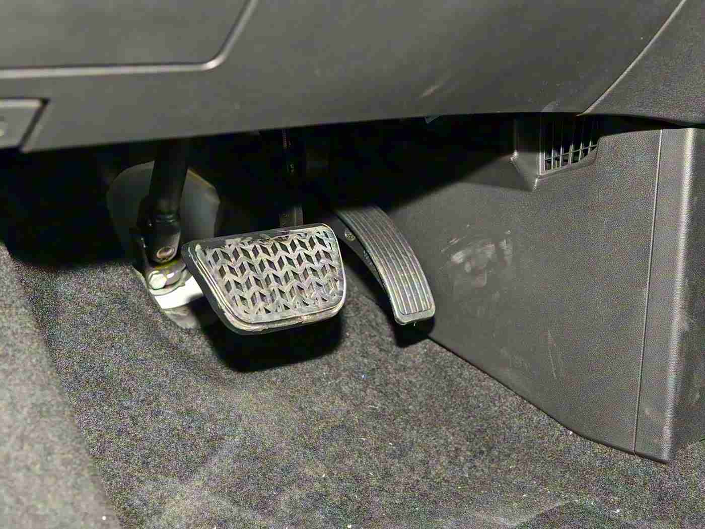 富婆按摩高潮了几次,“豪华轿车新宠:“富婆”按摩科技,畅享驾驶新境界,身心愉悦新体验”-1