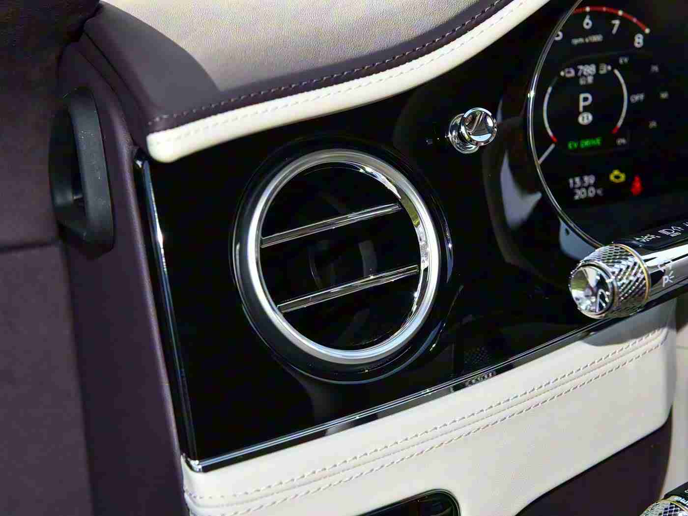 3.03免费OPPO版破解大全直接进入,OPPO创新技术助力，手机与汽车智能互联，打造全新驾驶体验-2