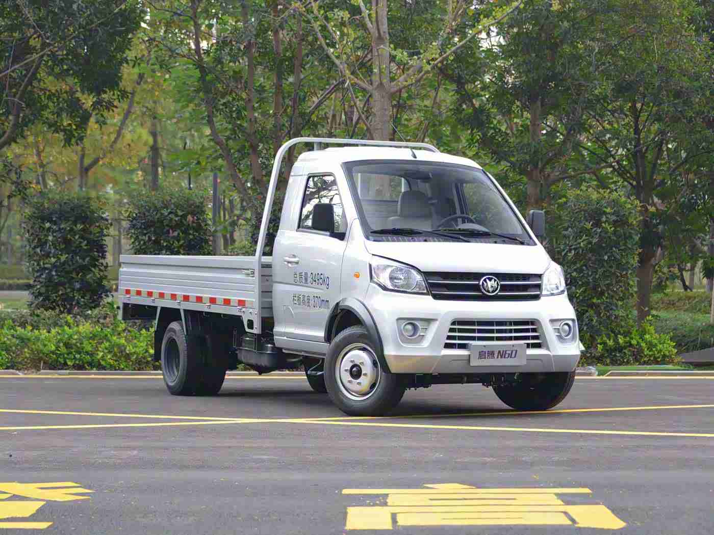 男生女生一起差差差,全新车型上市，时尚动感外观配豪华内饰，强劲动力与宽敞空间，引领汽车市场潮流-5