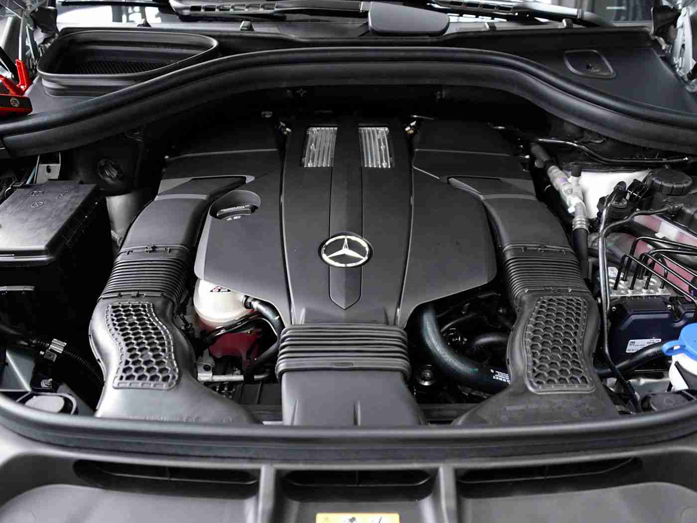 国产乱色,“色彩革新，动力卓越：国产汽车新锐以独特魅力引领市场潮流，受热捧成焦点车型”-3