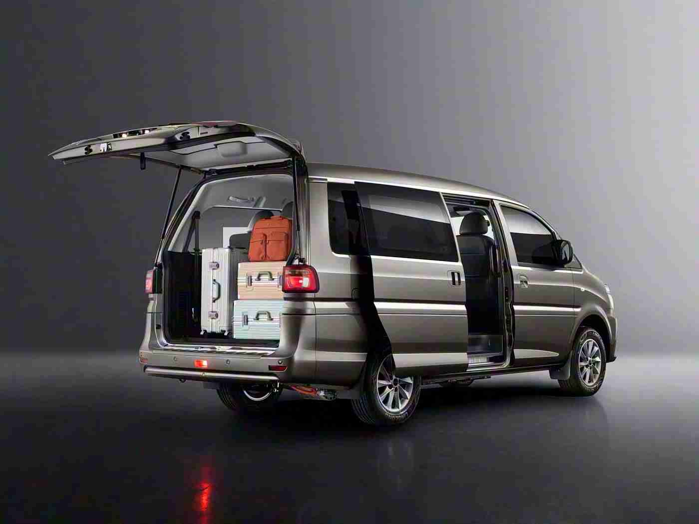 欧美大屁屁,独特设计+卓越性能，智能科技与舒适并重：揭秘全新热门车型惊艳上市之谜-2