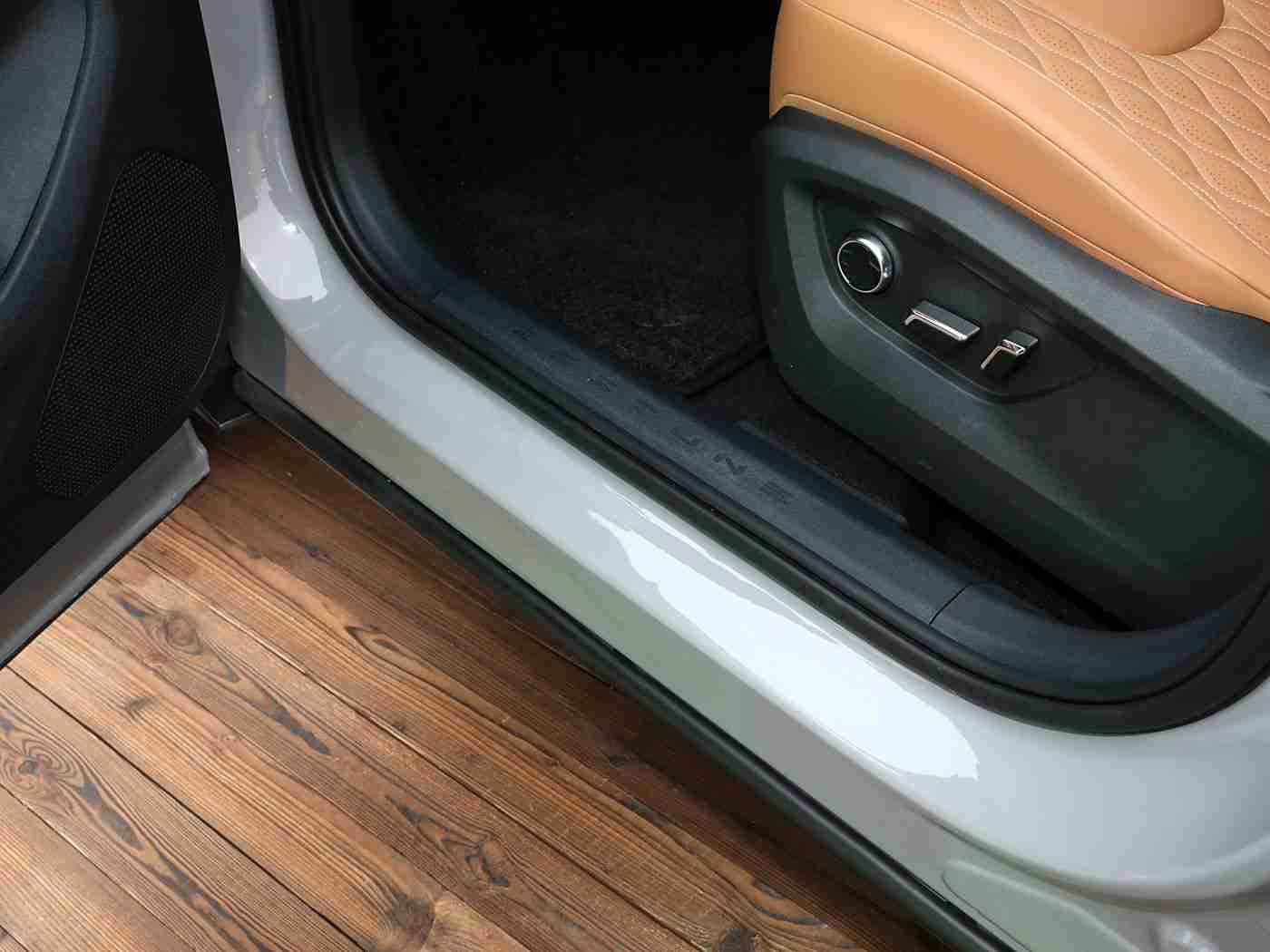 男生女生一起搓搓搓,新能源汽车引热潮，男女通吃性能卓越，智能配置引领潮流-4