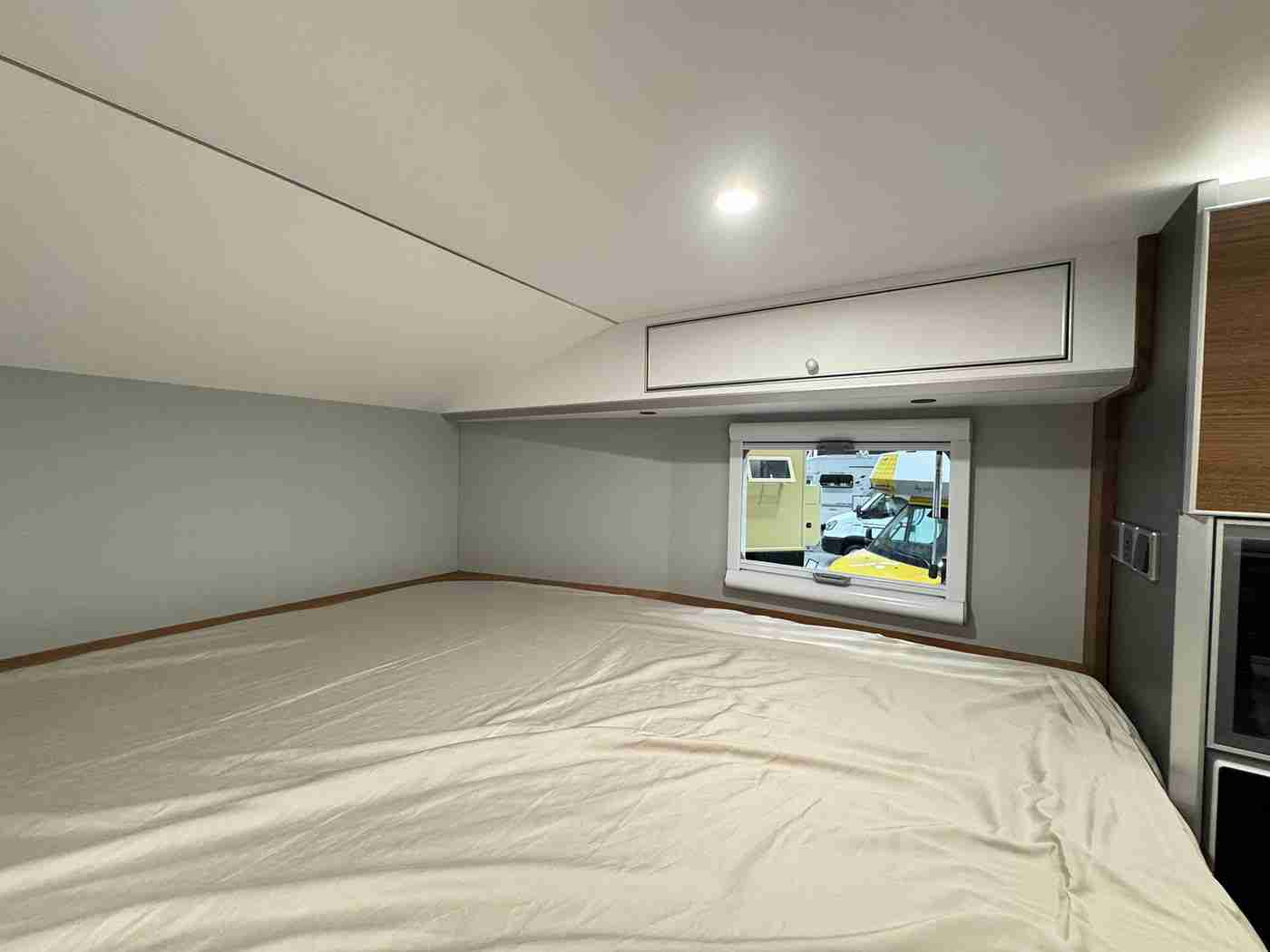 男生和女生打扑克,汽车盛宴中的智慧竞技:体验科技驾驶,共赏牌技风采-3