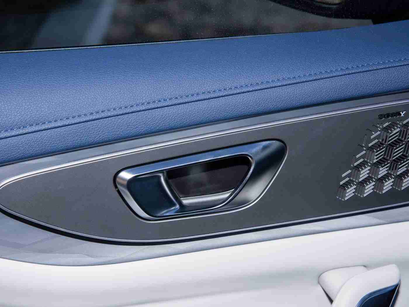 综合色综合,汽车色彩革命：创新技术引领视觉盛宴，提升安全与豪华体验-3