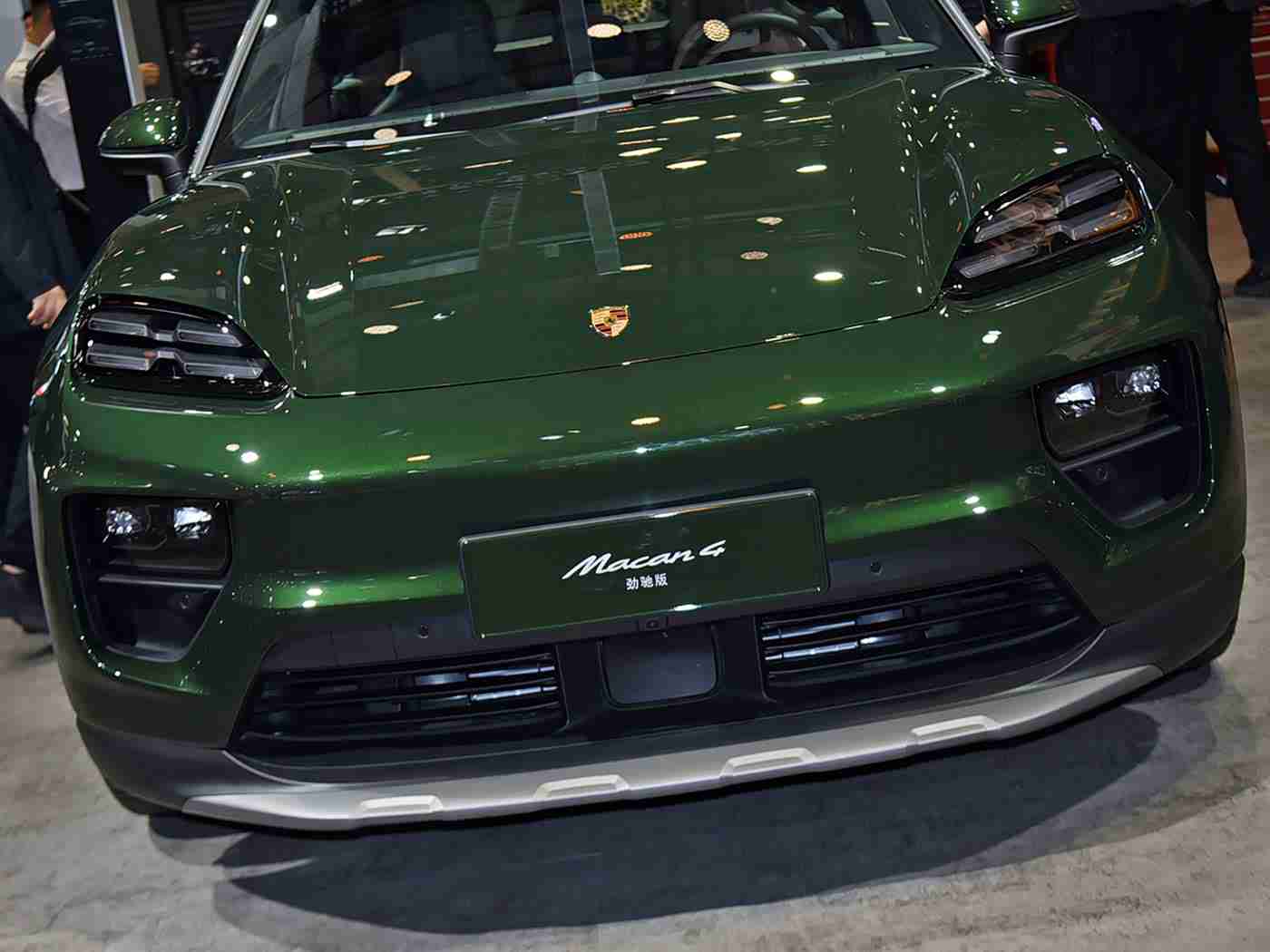 男生女生一起搓搓,汽车文化盛宴：男女嘉宾共鉴新能源汽车魅力，畅享互动驾驶乐趣-1